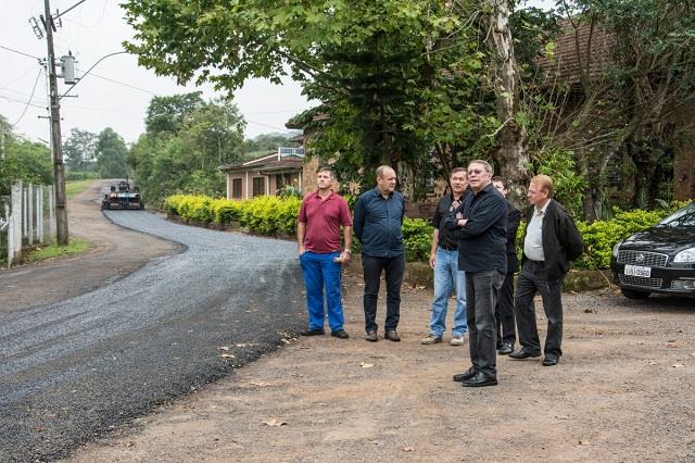 Prefeitura de Santa Cruz do Sul pavimenta trecho em Linha Nova