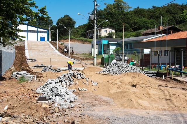 Acesso ao novo ginásio de Linha Santa Cruz está quase pronto