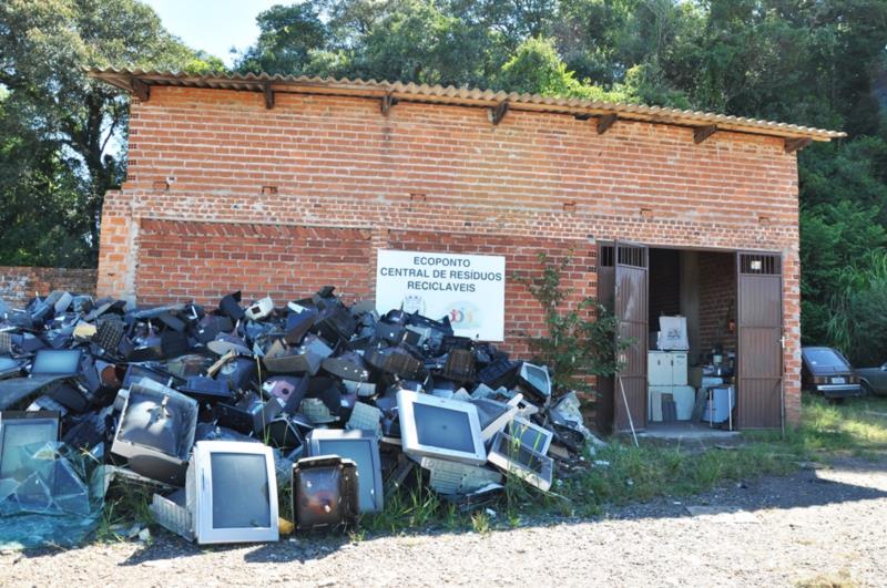 Lugar de lixo eletrônico é no Ecoponto