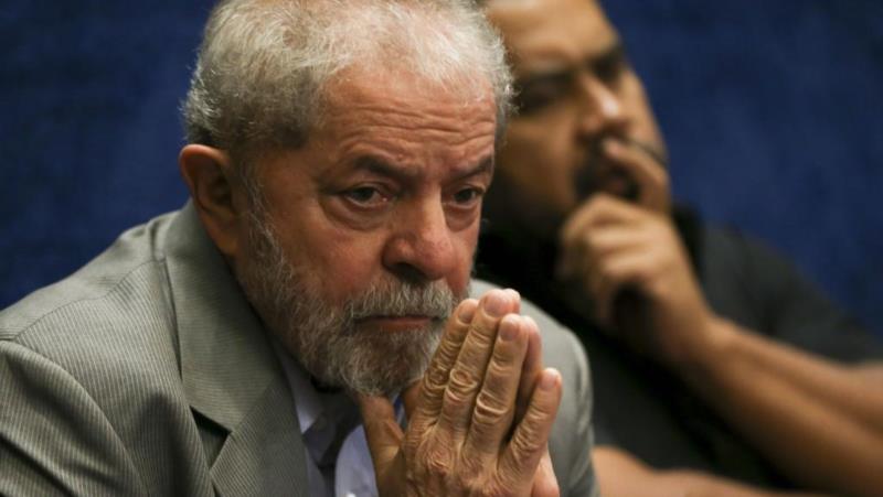 Lula está preso: ele deixa Sindicato dos Metalúrgicos e segue para o aeroporto de Congonhas