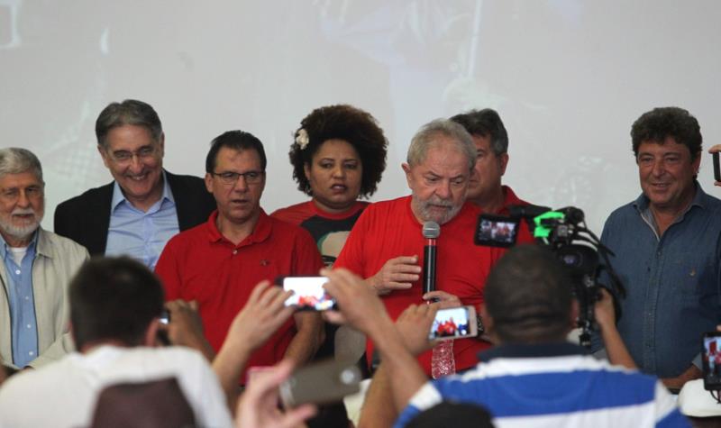 Lula diz estar tranquilo e reafirma que não cometeu crime