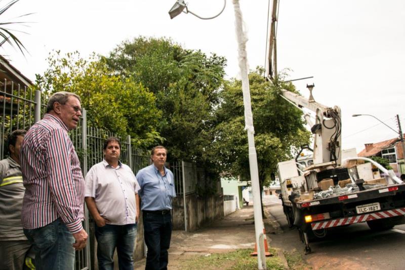 Prefeitura instala luminárias na Gaspar Bartholomay