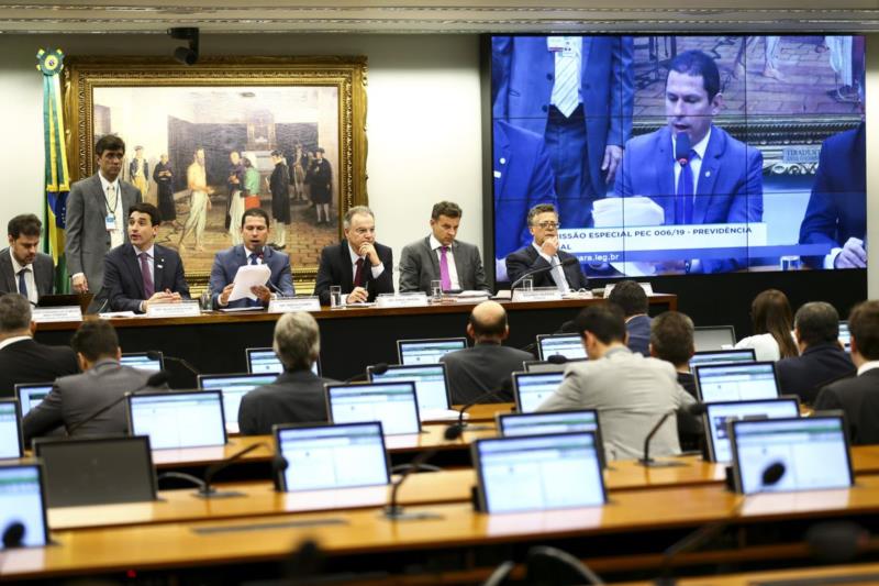 Comissão da reforma da Previdência pode debater relatório nesta terça