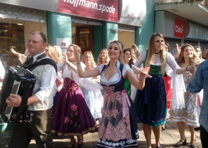 Candidatas da Oktoberfest participam de caminhada no centro de Santa Cruz