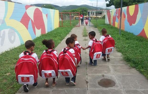 Tamanho das mochilas escolares na Bahia é motivo de piadas na internet