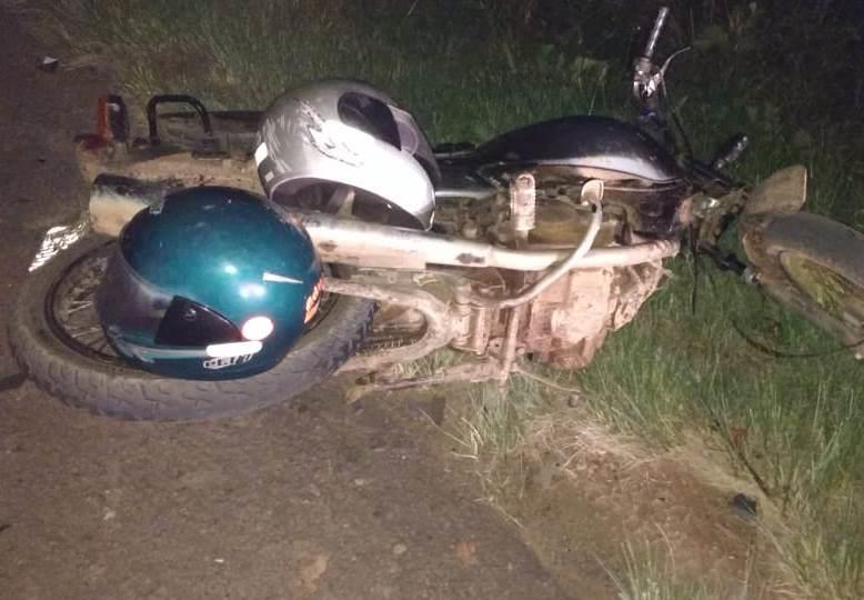 Homem e criança ficam feridos em acidente de moto