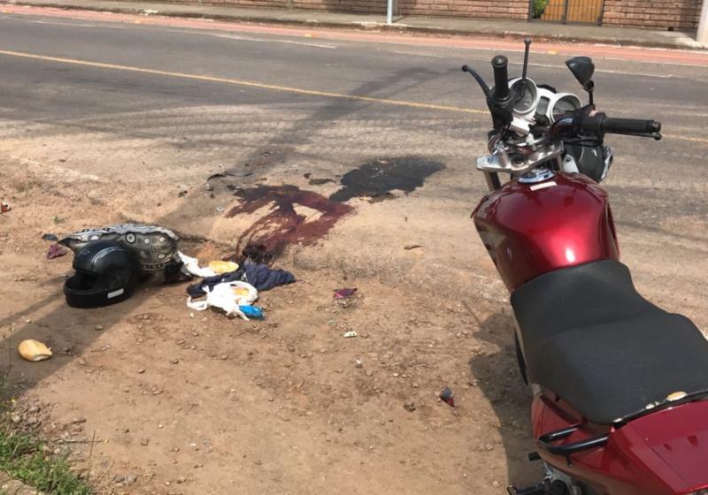 Acidente entre moto e caminhão deixa homem gravemente ferido no bairro Aliança