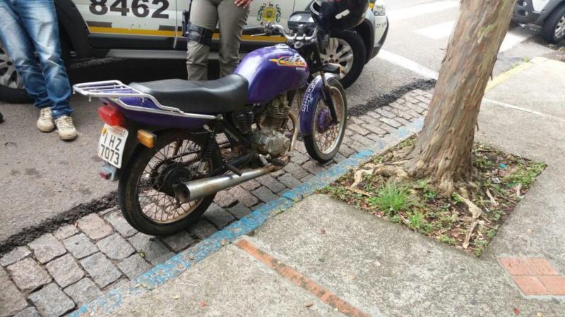 Moto furtada é apreendida por fiscais de trânsito em Santa Cruz