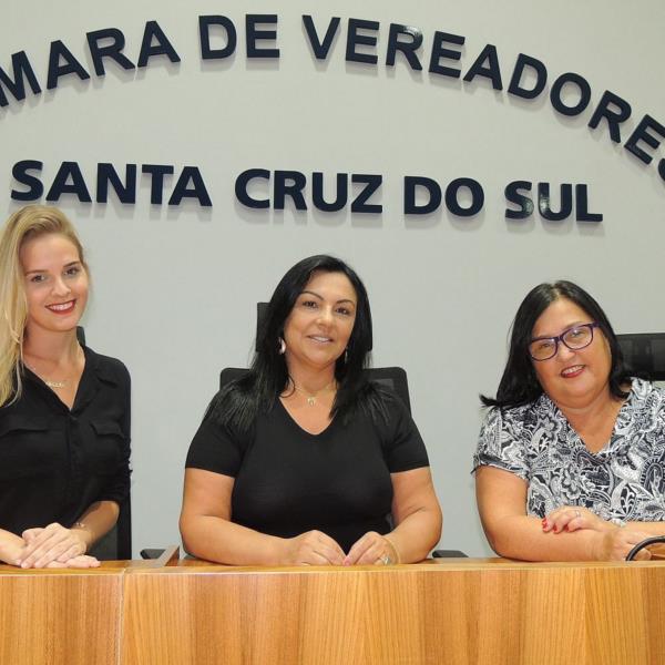 Sessão especial presta homenagem às mulheres