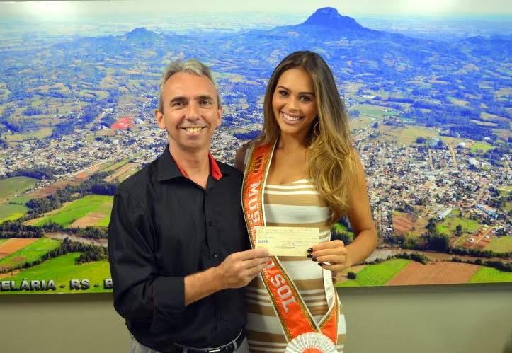 Musa do Sol recebe prêmio das mãos do prefeito de Candelária