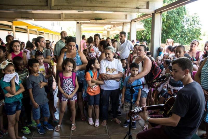 Escolas recebem alunos com música