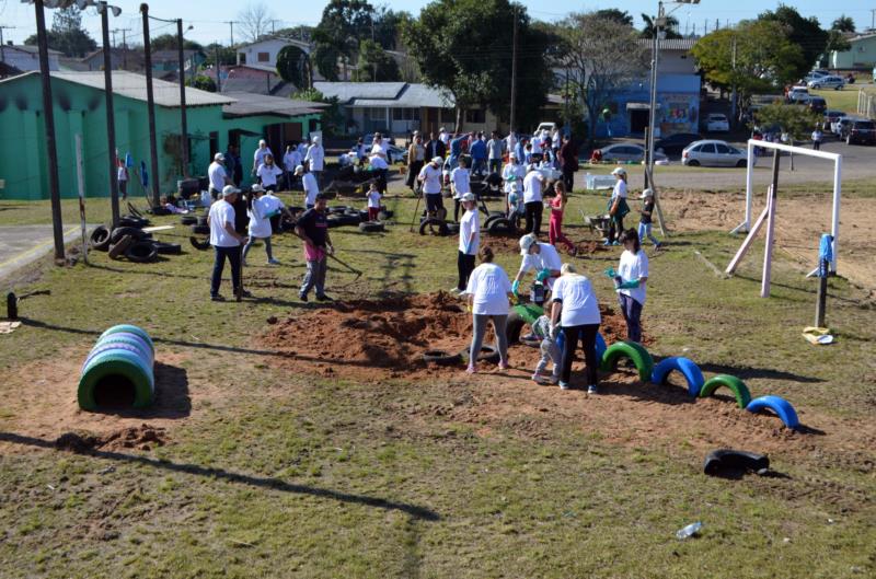 Mutirão de entidades parceiras revitaliza praça em Venâncio Aires