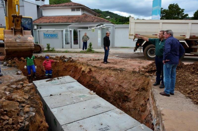 Secretaria de Obras de Santa Cruz faz reparos na Gaspar Silveira Martins