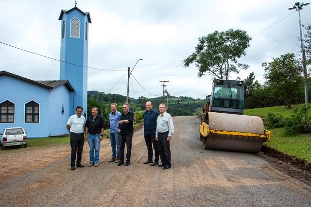 Secretaria de Obras de Santa Cruz do Sul recupera trecho de estrada em Saraiva