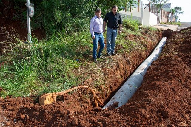 Secretaria de Obras faz canalização em Linha Santa Cruz