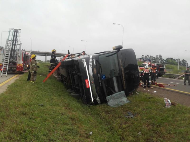 Ônibus com passageiros gaúchos tomba na Argentina e duas pessoas morrem