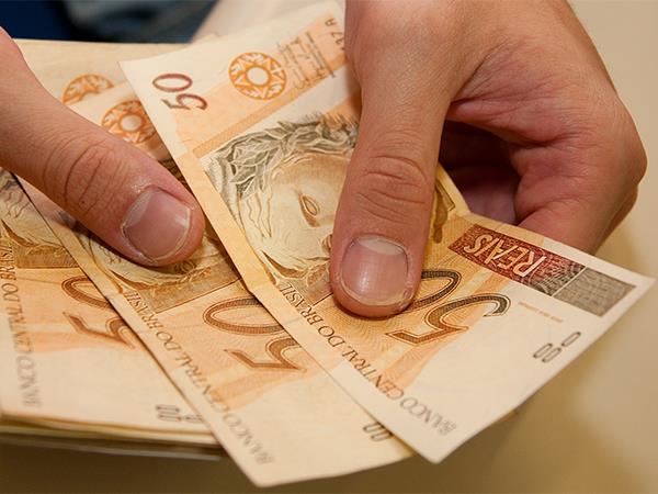 Primeira parcela do 13º do funcionalismo será paga dia 10