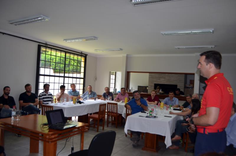 Reunião no Sinduscon aborda licenças e planos de prevenção a incêndios