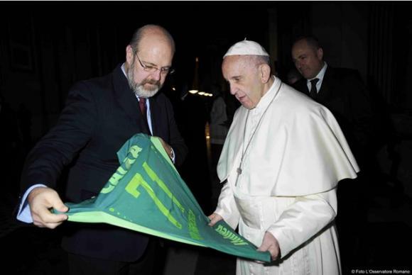 Após mensagens de apoio, papa Francisco ganha camisa da Chapecoense