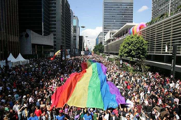 Parada Gay reúne multidão em São Paulo