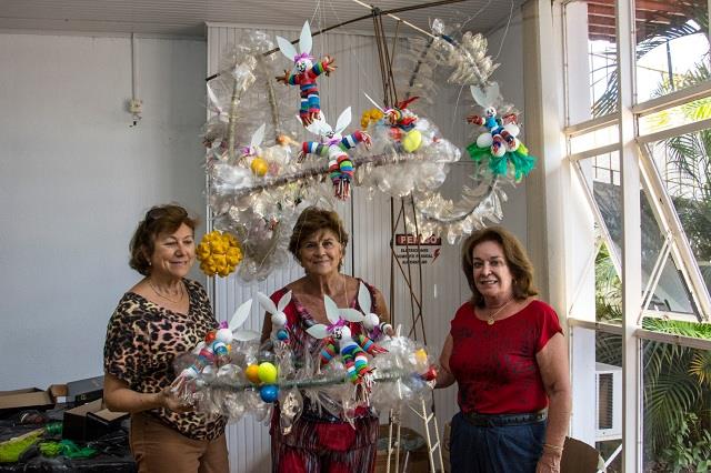 Decoração natalina é reutilizada em preparação à Páscoa