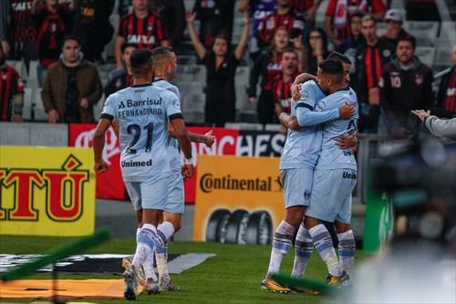 Grêmio volta a vencer o Atlético e avança na Copa do Brasil