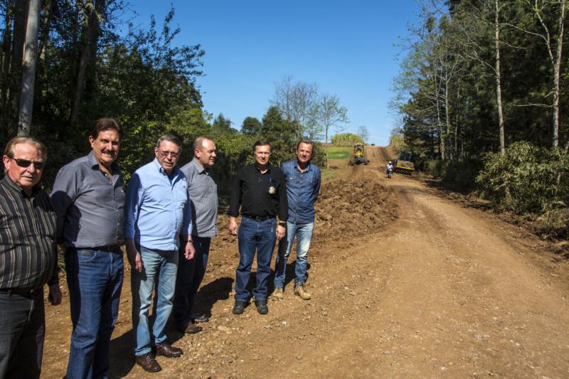 Secretaria de Obras realiza melhorias nas estradas de Linha Brasil