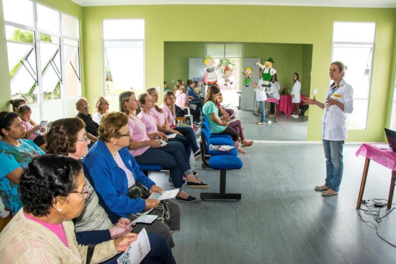 Mulheres conversam sobre a utilização de chás e o cultivo de hortas orgânicas