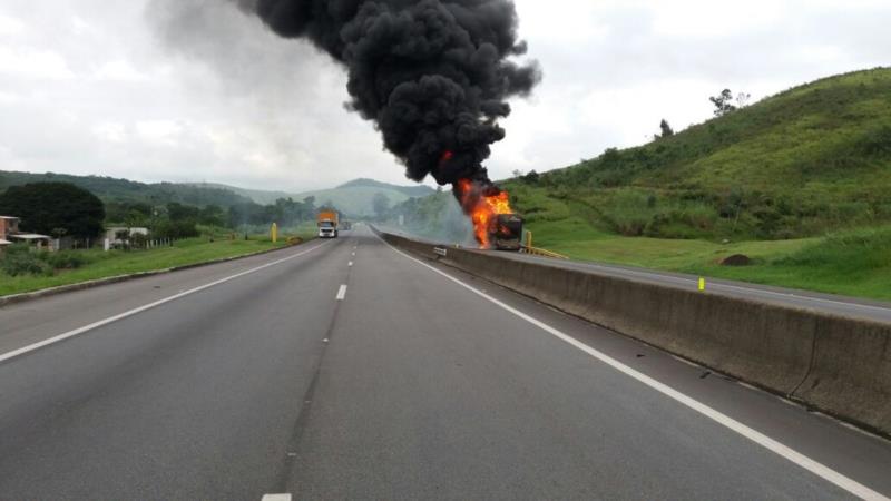 Ônibus do cantor sertanejo Léo Magalhães pega fogo