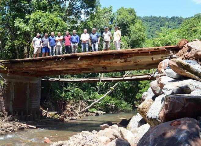 Depois de um ano, ponte levada por correnteza é reconstruída em Candelária