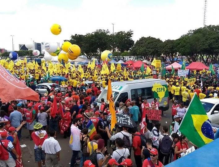 Milhares de pessoas protestam contra Temer em Brasília