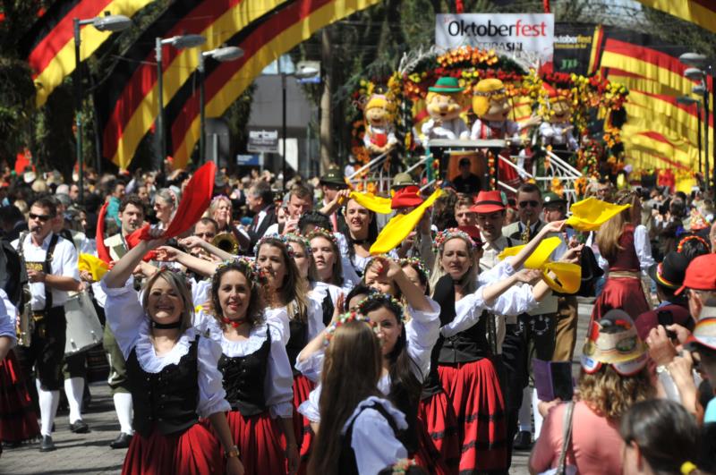 Rua Marechal Floriano recebe o primeiro Desfile Temático