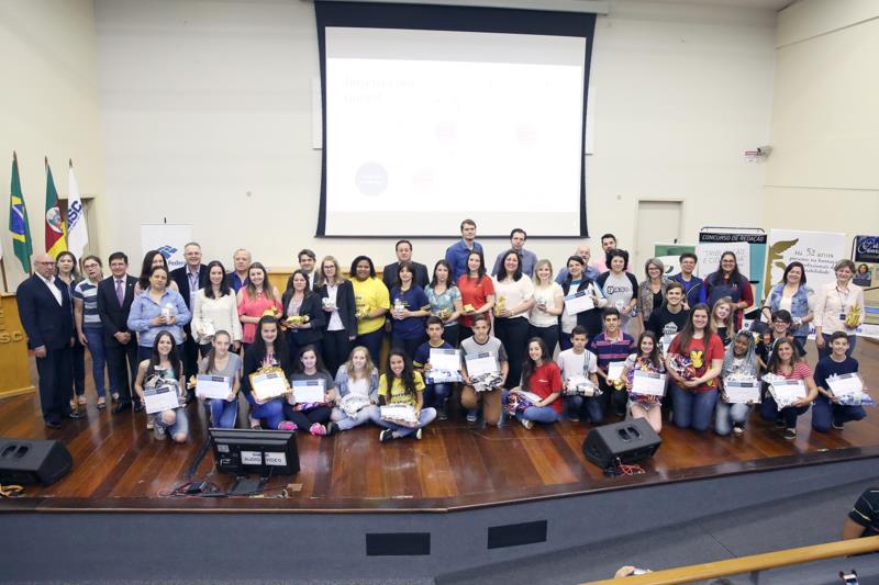 Estudantes são premiados em concurso de redação sobre tributação