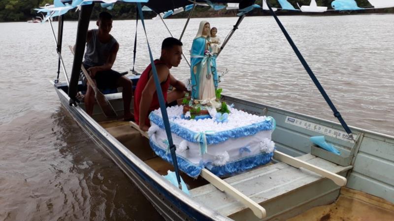 Fiéis participam da procissão da Nossa Senhora dos Navegantes em Rio Pardo