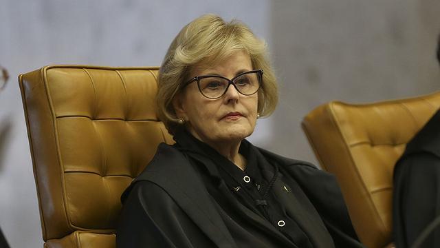 Rosa Weber dá cinco dias para Bolsonaro explicar decreto que facilitou porte de armas