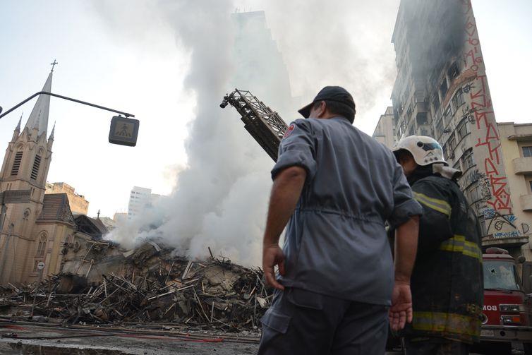 Bombeiros localizam segundo corpo no desabamento de prédio em São Paulo