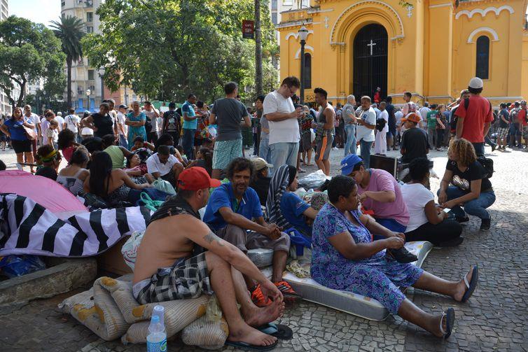 Desabrigados de prédio que desabou ficam na rua e reclamam por moradia