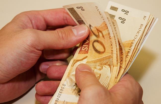 Estado deposita mais R$ 700 e complementa salários de 82% dos servidores