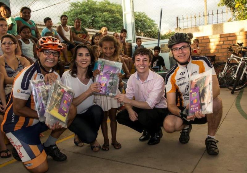 Santa Ciclismo doa material escolar para crianças carentes