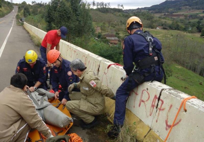 Bombeiros realizam simulação no viaduto da RSC-153