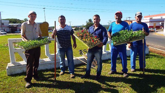 Trevo de Rio Pardo recebe flores