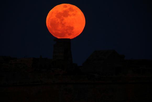 Brasil poderá observar esta noite dois fenômenos lunares