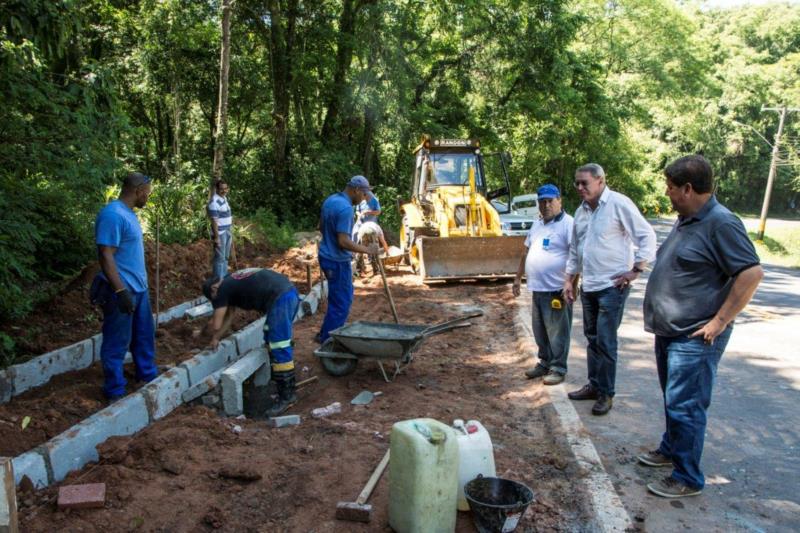 Prefeitura instala mais nove postes de iluminação no Acesso Grasel