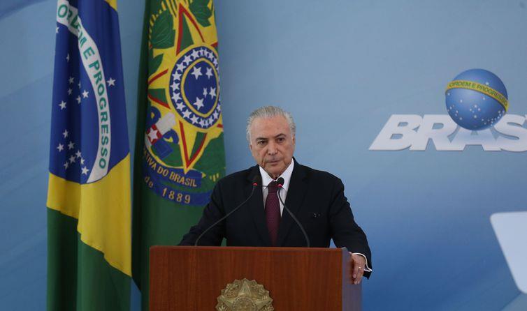 Temer diz que responderá ataques à sua família