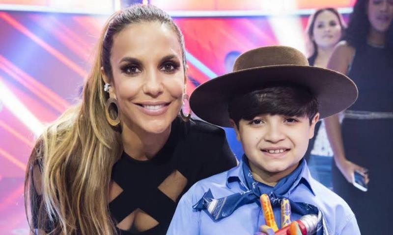 Pra encerrar o domingo com chave de ouro, Ivete agita a Oktober