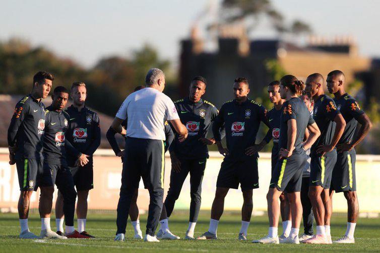 Seleção Brasileira treina em Londres para jogo contra a Arábia Saudita