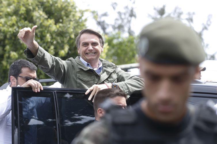 Acompanhado de agentes da PF e da mulher, Bolsonaro vota no Rio