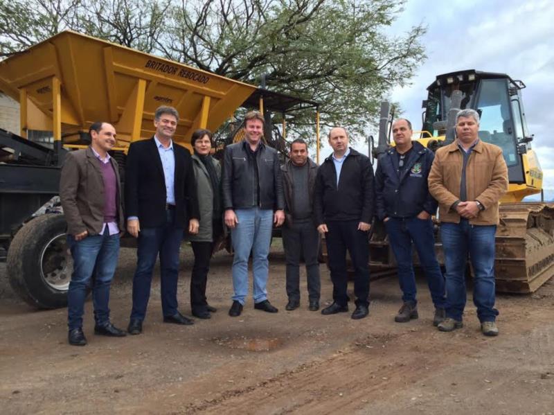 Prefeitura de Venâncio Aires recebe máquina oriunda de empréstimo