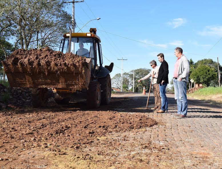 Calçamento de acesso ao Centro de Vale do Sol recebe reparos