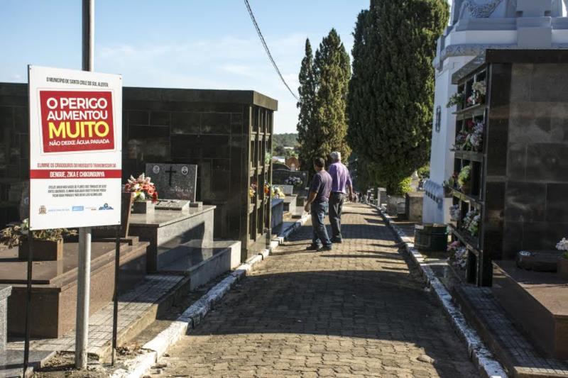 Placas alertam população sobre riscos de água parada nos cemitérios